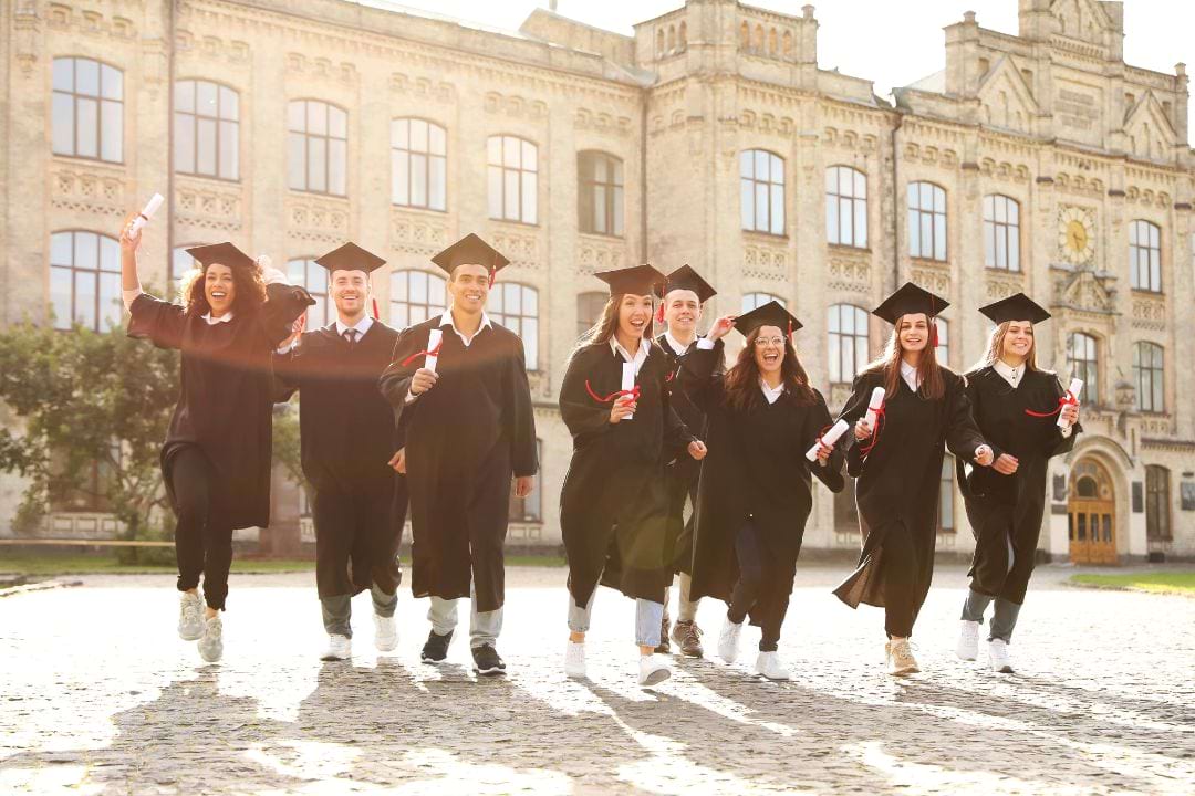 germany-number-of-students-who-acquired-a-university-degree-decreased-by-2-in-2022